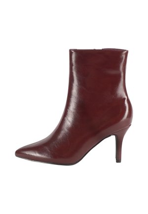 Stivale alla caviglia in pelle bordeaux con punta affusolata e tacco sottile. Texture liscia e design elegante senza hardware o accenti visibili.