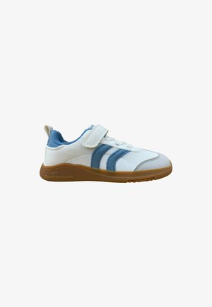 Zapatilla infantil blanca y azul con suela marrón, cierre de velcro y dos rayas laterales azules, orientada hacia la izquierda sobre fondo blanco.