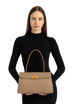 Beige leren handtas met een gestructureerd ontwerp, handgreep bovenop en een gouden sluiting. Gladde textuur en minimalistische esthetiek.