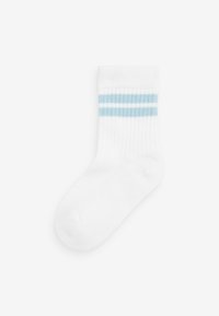 Weißer Baumwollsocken mit gerippter Textur, ausgestattet mit zwei hellblauen Streifen oben. Standard Knöchel Länge.