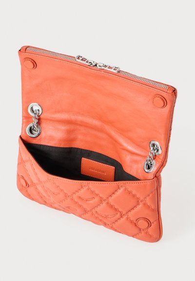 Orange læder håndtaske med quiltet mønster, sølv hardware og lynlås lukning. Har en sort indvendig del og mærkeetiket.