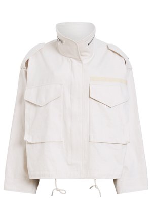 Korte witte jas van katoen, voorzien van een hoge kraag, twee voorzakken en een trekkoord aan de onderkant. Inclusief subtiele beige accentdetails.