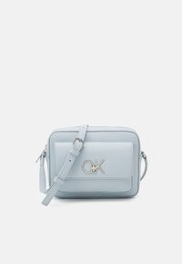 Lys blå crossbody taske med struktureret læder, sølv logo hardware, rektangulær form og justerbar rem. Lynlåslukning på toppen.