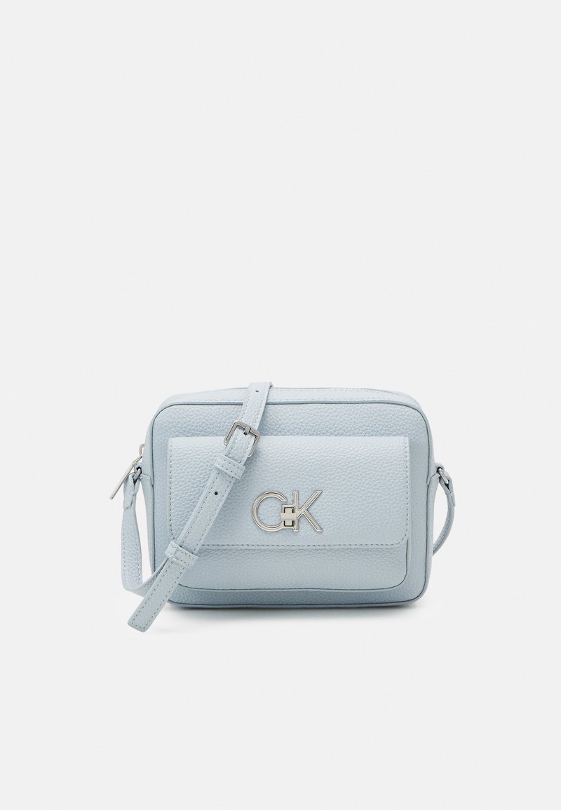 Lys blå crossbody taske med struktureret læder, sølv logo hardware, rektangulær form og justerbar rem. Lynlåslukning på toppen.