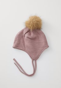 Hellrosa gestrickte Mütze mit rundem Oberteil, ausgestattet mit einem Kunstfell-Pompon. Sie hat Ohrklappen und Bindebänder für einen sicheren Halt.