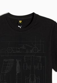Sort t-shirt med et teknisk design blueprint af en racerbiler i grå, med et Puma-logo og Ferrari-emblem på etiketten.