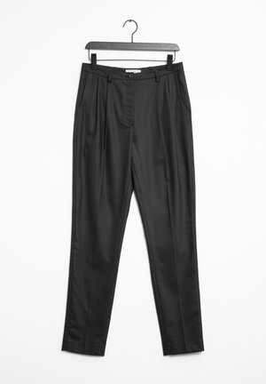 Pantalons noirs sur mesure avec poches latérales et plis, suspendus à un cintre noir sur fond blanc.