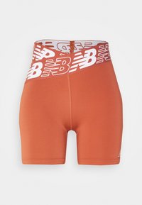 Rostfärgade träningsshorts med en vit märkessöm, tillverkade av flexibelt material, med en figursydd design och längd till mitten av låret.