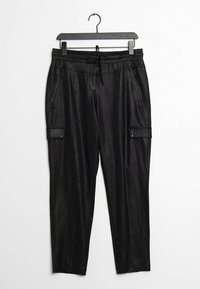 Pantalones cargo negros de tejido texturizado, con cintura elástica y cordón ajustable, bolsillos laterales y bolsillos de solapa en las piernas.
