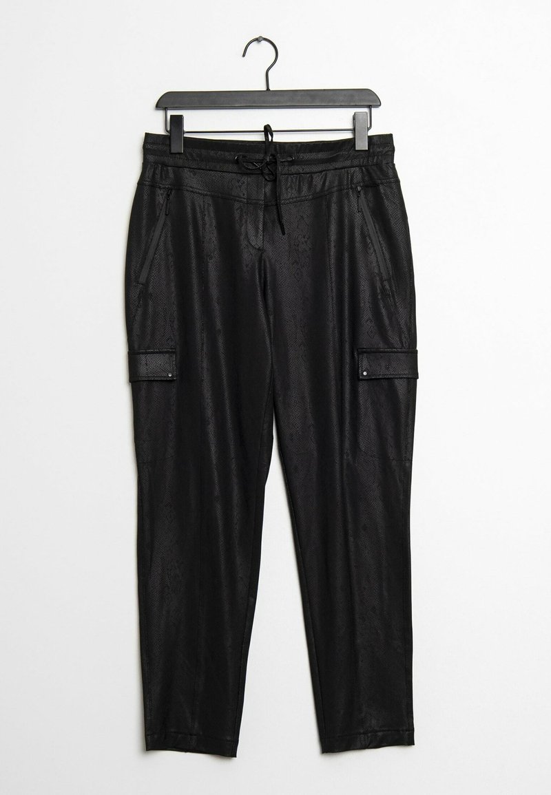 Pantalones cargo negros de tejido texturizado, con cintura elástica y cordón ajustable, bolsillos laterales y bolsillos de solapa en las piernas.