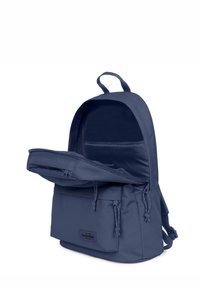 Navyblauer Stoff-Rucksack mit einem Reißverschluss-Hauptfach, Fronttasche, verstellbaren Trägern und einem verstärkten Tragegriff.