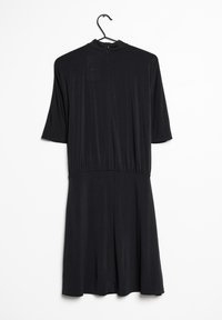Vestido negro de manga corta, hecho de un tejido liso y elástico. Presenta un cuello alto, cintura fruncida y una falda ligeramente acampanada.