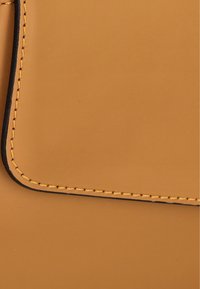 DreiMaster Geantă crossbody - kamel