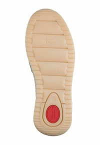 Suela de zapato de goma con un patrón texturizado beige, que presenta un cojín circular rojo para mayor comodidad y un logo de la marca en relieve, diseñado para ofrecer agarre y soporte.