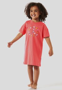 Kornirotes Baumwoll-T-Shirt-Kleid mit kurzen Ärmeln, das ein Friedenssymbol-Design aus bunten Blumen und Herzen zeigt. Weicher Stoff.