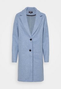 Cappotto in misto lana blu chiaro con rever a punte, maniche lunghe e tre bottoni neri. Presenta una linea dritta e una trama sottile.