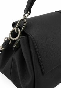 Borsa a mano in pelle nera con finitura testurizzata, caratterizzata da un design piegato, accessori in metallo e una tracolla removibile.