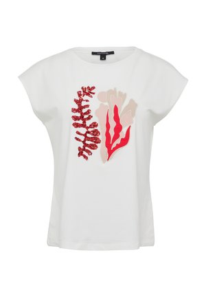 Camicetta bianca a maniche corte con texture in corallo rosso e design astratti beige, caratterizzata da una vestibilità rilassata e dettagli di cucitura sottili.