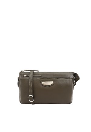 Sac bandoulière en cuir vert olive avec poches avant et supérieure à fermeture éclair, bandoulière ajustable et petite plaque de marque argentée.
