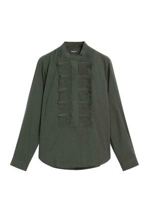 Camicia a maniche lunghe verde oliva con colletto alla coreana, caratterizzata da un design anteriore plissettato, bottoni decorativi e una vestibilità comoda.