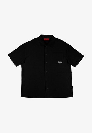 Cămașă neagră cu mânecă scurtă și nasturi, cu guler, având un buzunar pe pieptul stâng și un logo brodat alb. Material de textură netedă.