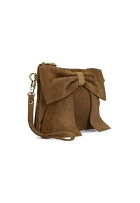 Bruine suede clutch bag met een grote strikdetail en een afneembare strap, met een zachte textuur en ronde vorm.