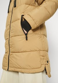 MICHAEL Michael Kors LONG LINE PUFFER WITH LOGO TRIM DETAILS - Manteau d'hiver - camel - ZALANDO.FR