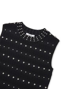 Top nero senza maniche lavorato a maglia, con righe orizzontali e decorato con borchie argentate. Collo rotondo e dettagli in tessuto testurizzato.