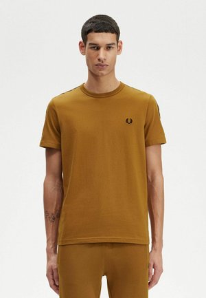 Fred Perry CON FETTUCCIA - Camiseta estampada - caramello