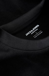 Schwarzes Baumwoll-T-Shirt mit rundem Ausschnitt, geripptem Kragen und einem Etikett mit "JACK & JONES ESSENTIALS" in weißem Text.