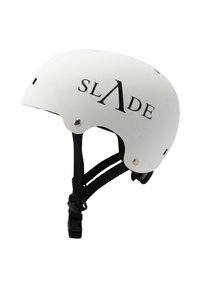 Witte helm met zwart "SLADE" logo. Glad exterieur, ronde vorm, verstelbare zwarte banden en sluiting voor een veilige pasvorm.