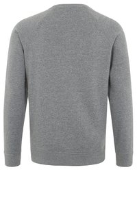 Grå tröja med långa raglanärmar, ribbade muddar och fåll, mjuk textur och minimalistisk design. Inga synliga logotyper eller mönster.