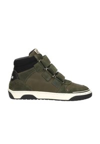 Groene hoge sneakers van textuurleer met drie verstelbare klittenbandsluitingen, witte zolen en een zwarte enkelgedeelte.