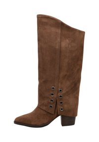 Botas de ante marrón hasta la rodilla con puntera afilada, que presentan una hendidura lateral con ojales decorativos negros y un tacón apilado.