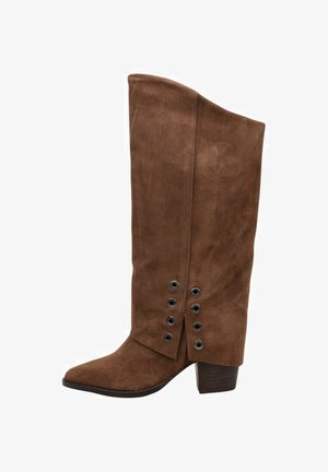 Bottes en suède marron au-dessus du genou avec un bout pointu, présentant une fente sur le côté avec des œillets noirs décoratifs et un talon empilé.