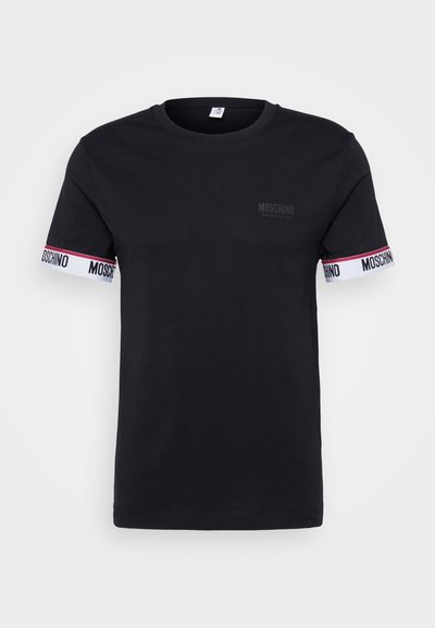 Lyhythihainen musta t-paita, joka on valmistettu puuvillasta. Siinä on kontrastiväriset valkoiset resorit, joissa on punainen ja musta "MOSCHINO" -teksti. Yksinkertainen pyöreä kaula-aukko.