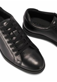 Czarne skórzane sneakersy o gładkiej fakturze, zaokrąglonym czubku, sznurowanej konstrukcji i płaskiej gumowej podeszwie. Wewnętrzna podszewka zawiera detal z logo.