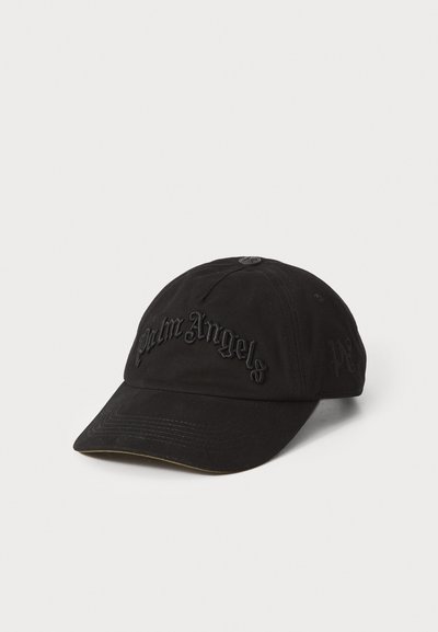 Mustikkaväriinen puuvillainen baseball-hattu, jossa on kirjaillut "Palm Angels" -logo sävyssä, joka sulautuu taustaan. Hatussa on kaareva lippa ja nappi päällä.