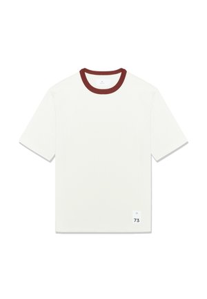 Bijela kratka majica s kratkim rukavima i bordo rebrastim okovratnikom, s kvadratnom etiketom sa slovom 'M' i brojem '73' na donjoj lijevoj strani.