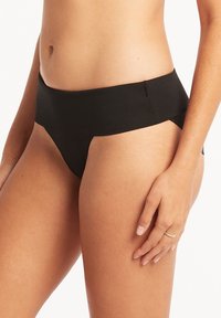Czarne majtki bikini o wysokim stanie z gładkim, matowym wykończeniem. Projekt charakteryzuje się bezszwowym pasem i minimalistycznym krojem.