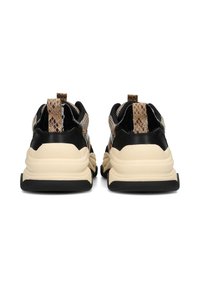 Sneaker neri e beige con un motivo a serpente testurizzato, suola spessa, tomaie in tessuto e sintetico, e linguette sul tallone per un facile indossamento.