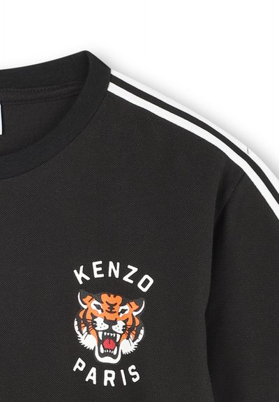 Felpa nera con strisce bianche sulle spalle, caratterizzata da una grafica testurizzata di una tigre e "KENZO PARIS" in grassetto bianco.