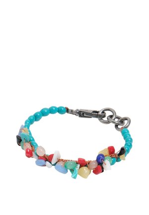 Pulsera con cuentas turquesas y fragmentos de piedra irregulares multicolores, asegurada con un cierre de metal plateado y eslabones de cadena.