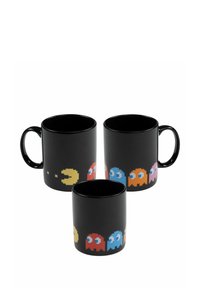 Tazze in ceramica nera con arte pixel di fantasmi e un personaggio giallo. Il design avvolge la tazza, con colori vivaci su una superficie opaca.