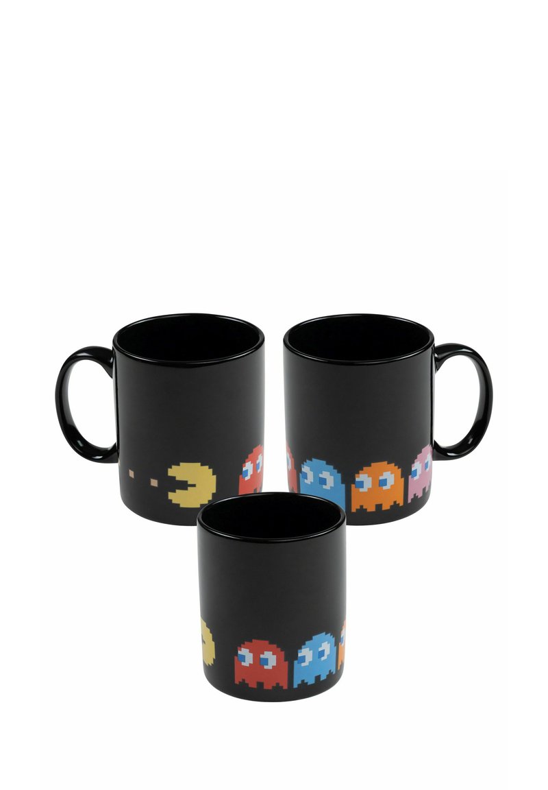 Tazze in ceramica nera con arte pixel di fantasmi e un personaggio giallo. Il design avvolge la tazza, con colori vivaci su una superficie opaca.
