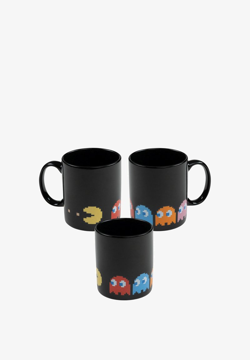 Tazze in ceramica nera con arte pixel di fantasmi e un personaggio giallo. Il design avvolge la tazza, con colori vivaci su una superficie opaca.