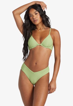 Svetlozelený rebrovaný bikiny set s trojuholníkovým vrchom s nastaviteľnými popruhmi a vysoko pásovými nohavičkami s V-štýlovým výrezom.