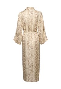 Robe longue beige à motif peau de serpent, avec un col, des manches larges et une ceinture nouée. Le dos dévoile tous les détails du design.