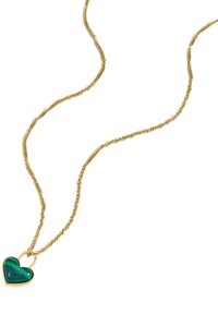 Collier chaîne en or avec un pendentif en forme de cœur vert orné de rayures foncées, sur fond blanc.