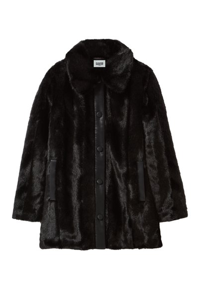 Cappotto in pelliccia artificiale nera con ampio colletto, bottoni a scatto sul davanti e tasche laterali verticali, esposto su uno sfondo bianco.